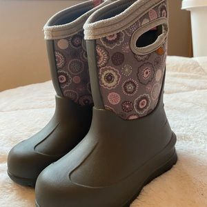 Size 9 bogs gray with pink accent